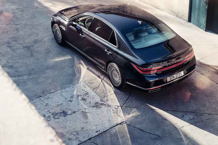 Genesis G90 tiếp tục được trang bị động cơ V6 3.3L tăng áp kép, sản sinh công suất 365 mã lực và mô-men xoắn cực đại 510 Nm. Trong khi động cơ V8 5.0L sản sinh công suất 420 mã lực và mô-men xoắn cực đại 520 Nm.