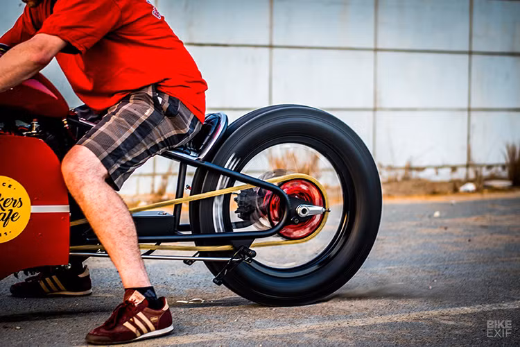 Theo Alan cùng Marc của đội VR Customs cũng cho biết, các chi tiết độ trên xe đều được lấy từ những bản độ khác mà hai anh chàng này đã "tái sử dụng", chỉ có dàn fairing, bộ nạp turbo và bánh sau là phải mua ngoài.