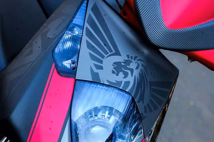 Với dàn áo mới được sơn bằng công nghệ Air Brush với các họa tiết mặt sư tử với hai bên là đôi cánh đầy tỉ mỉ của một người thợ tại Sài Gòn, chiếc Honda Dylan 150 đường như đã "lột xác" hoàn toàn so với hình hài cũ.