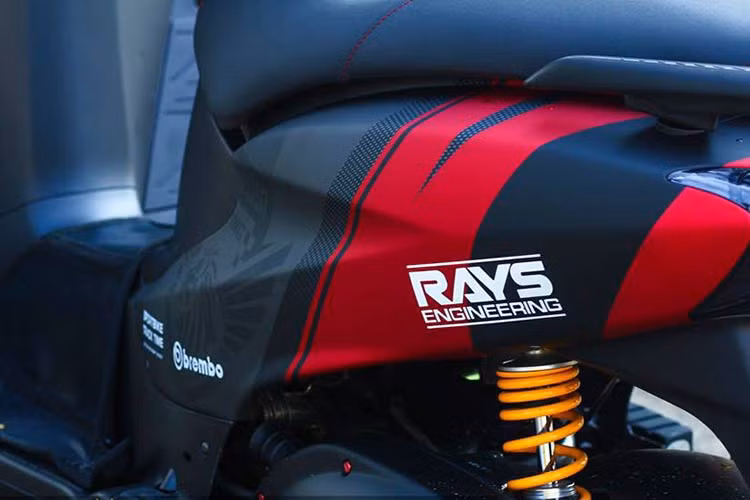 Yên xe cũ bằng loại giả da mềm được loại bỏ, thay vào đó là yên mềm kiển da lộn màu đen với viền chỉ đỏ nổi bật hơn. Tay xách sau cũng được trang bị với loại thể thao hơn màu đen thay cho tay xách kim loại trắng trước đây.