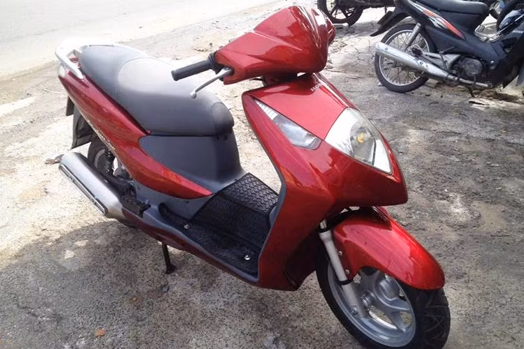 Nguyên bản của chiếc xe Honda Dylan 150 là màu đỏ không có gì khác biệt. Từng là một mẫu xe tay ga "hạng sang", đắt tiền và đình đám nhất một thời, nhưng do công nghệ và nhiều yếu tố của cuộc sống hiện đại nên nó đang dần bị nhiều người cho vào "quên lãng". 