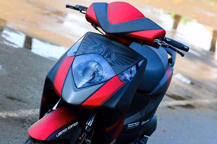 Chiếc xe được độ với dàn áo mang tem đấu thể thao, cùng hàng loạt phụ kiên, "đồ chơi" - khiến cho nó trở nên thể thao và phong cách đầy cá tính.