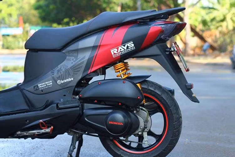 Bên cạnh dàn áo mới, chủ xe còn trang bị thêm một số đồ chơi giúp chiếc xe thêm nổi bật và mạnh mẽ hơn như; phuộc hàng hiệu Ohlins, pô MIVV, tay thắng Biker, pad biển số thể thao, cùm tay độ...