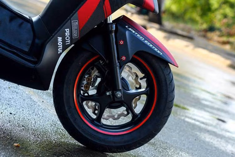 Hệ thống phanh nguyên bản trên xe cũng được làm mới, vành xe được sơn màu đen, viền đỏ đậm chất thể thao, các chi tiết nhỏ như ốc, dây dầu phanh, ốp pha, xi nhan, ống xả... cũng được thay đổi toàn diện.