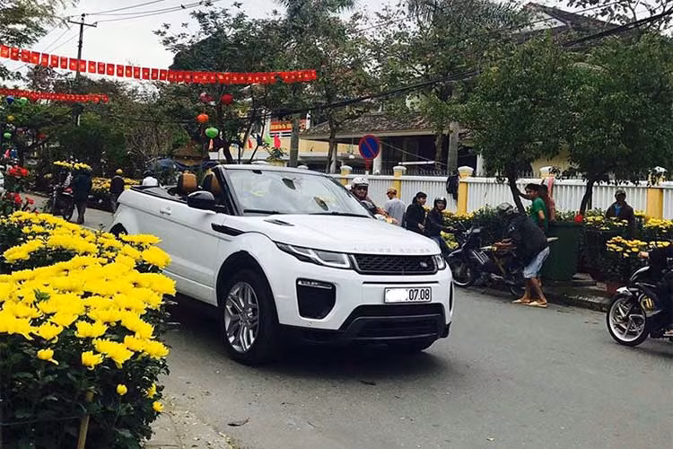 Dựa trên cơ sở mẫu xe thành công nhất của Range Rover là Evoque. Range Rover Evoque Convertible lược bỏ đi mui kín của chiếc Evoque 3 cửa và thay vào đó là một bộ mui xếp hoàn toàn mới. Ngoài ra, các chi tiết ngoại thất của xe không có nhiều thay đổi so với phiên bản mui cứng từng ra mắt vào năm 2016 tại Việt Nam.