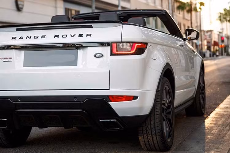 Tuy nhiên do phải gia cường thân xe lại để làm mới một số chi tiết nên trọng lượng của phiên bản này nặng hơn Evoque mui cứng tới 270 kg. Ngoài ra, thể tích khoang hành lý của Evoque Convertible cũng đã bị giảm gần 1/2 so với Evoque thường, chỉ đạt 251 lít thay vì 420 lít.