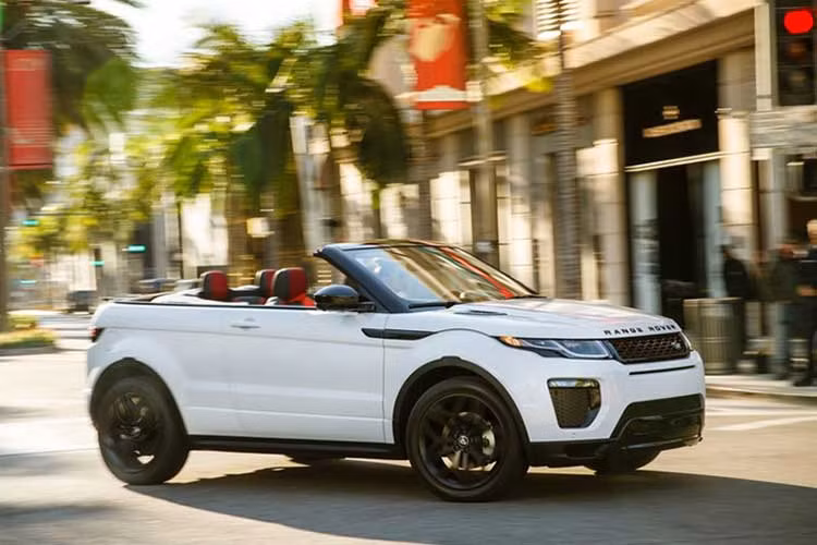 Như bản mui cứng, Evoque Convertible được trang bị động cơ xăng 2.0L, 4 xy-lanh turbocharged cho công suất 240 mã lực và 340 Nm mômen xoắn. Đi kèm với đó là hộp số tự động 9 cấp và tiêu chuẩn hệ dẫn động 4 bánh AWD cho khả năng tăng tốc 0 – 96 km/h trong 7,8 giây trước khi đạt vận tốc tối đa 180 km/h.