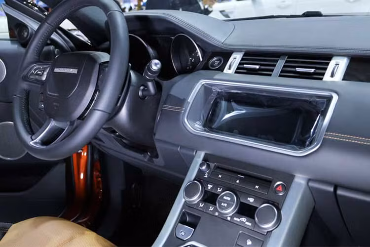 Ngoài ra trên bản mui trần này, Land Rover còn cho khách hàng tùy chọn hệ thống loa Meridian gồm 12 chiếc công suất 660 watt thay vì 10 loa Meridian công suất 380watt như bản tiêu chuẩn từng được trang bị.