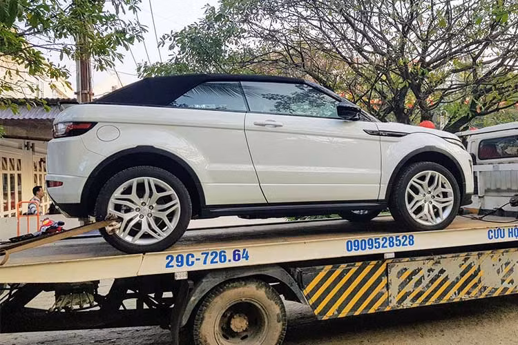 Chiếc xe sang Range Rover Evoque Convertible màu trắng này vừa được bàn giao tới tay khách hàng tại Quảng Nam và nhanh chóng hoàn thành đăng kí đăng kiểm để ra biển trắng. Đây chính là chiếc thứ 3 được bán ra ở Việt Nam sau 2 chiếc màu đỏ và màu cam tại Hà Nội.