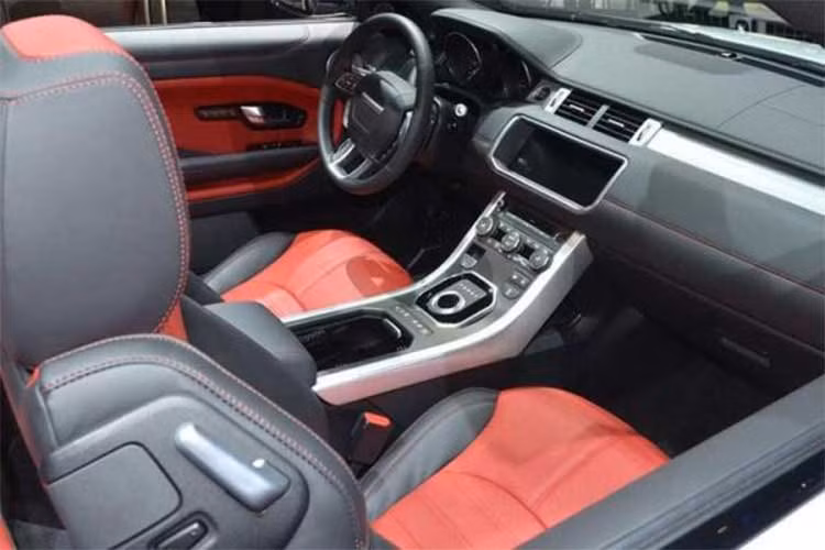 Nội thất của mẫu xe SUV hạng sang này không quá khác biệt với bản tiêu chuẩn của Evoque. Nhưng đáng chú ý nhất là tùy chọn hệ thống thông tin giải trí InControl Touch Pro với màn hình cảm ứng 10,2inch (bản tiêu chuẩn chỉ có màn hình 8inch), đây là mẫu xe đầu tiên của hãng Jaguar Land Rover sở hữu hệ thống này.