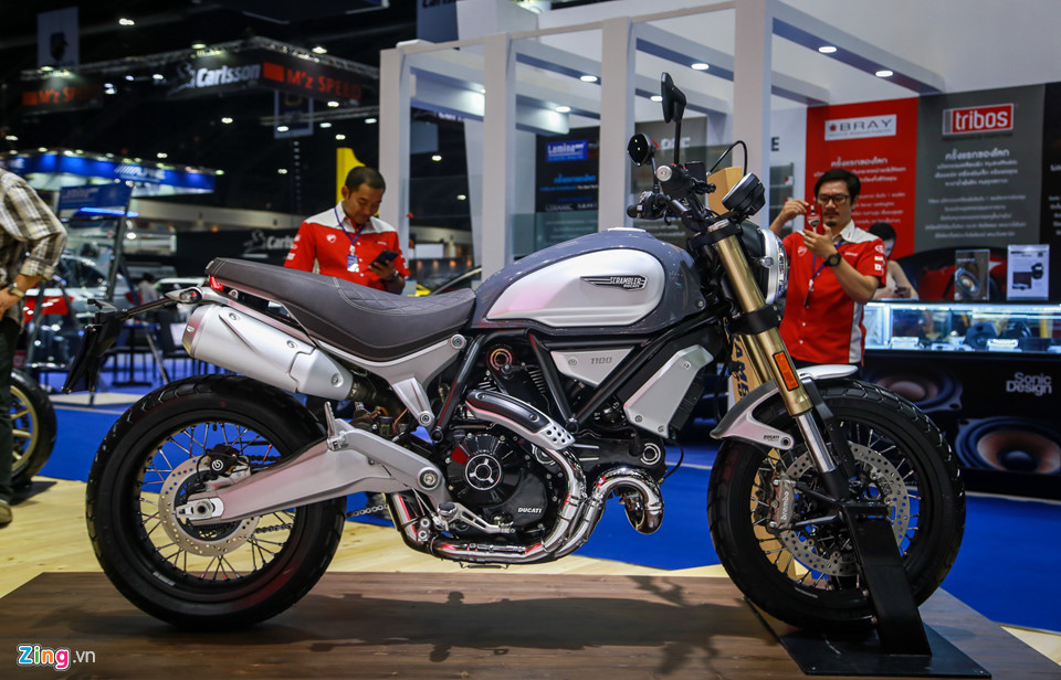 Thực chất, Scrambler là dòng xe chuyên để tùy biến, giống như R NineT của BMW Motorrad. Ducati Scrambler 1100 Special có màu xám, ốp bình xăng màu trắng. Sự khác biệt giữa bản Special và 2 bản còn lại là bộ mâm nan hoa, yên xe màu nâu và gắp sau màu bạc.