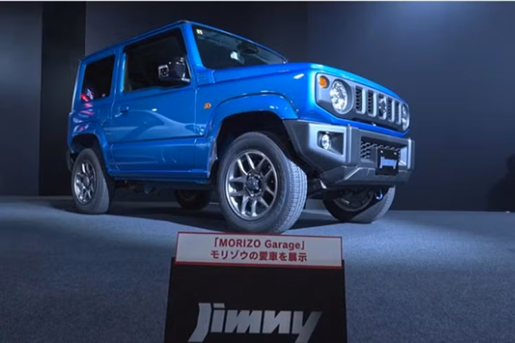 Chu tich Toyota mua Suzuki Jimny cu trung bay tai trien lam xe do