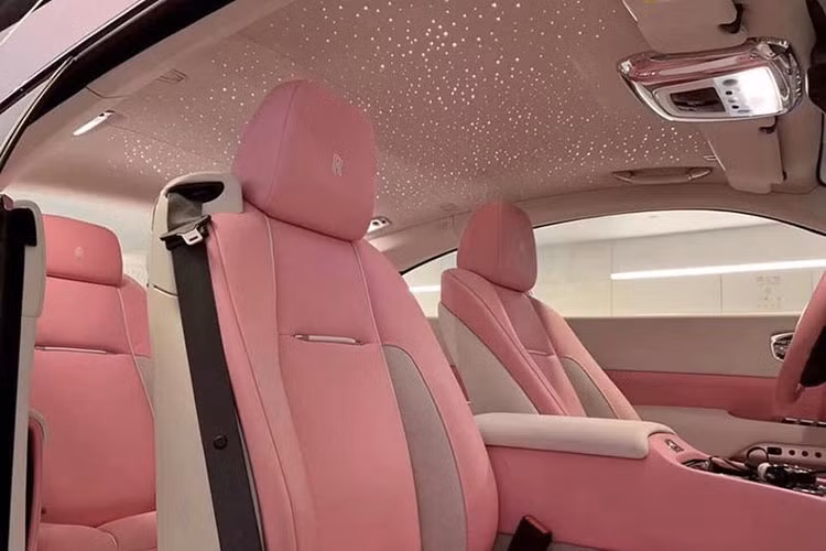 Xe siêu sang Rolls-Royce Wraith của bà Tổng giám đốc Đại Nam sử dụng khối động cơ V12, dung tích 6.6 lít, sản sinh công suất tối đa 623 mã lực tại vòng tua máy 5.600 vòng/phút và mô-men xoắn cực đại đạt 800 Nm tại dải vòng tua máy 1.500 – 5.500 vòng/phút. 