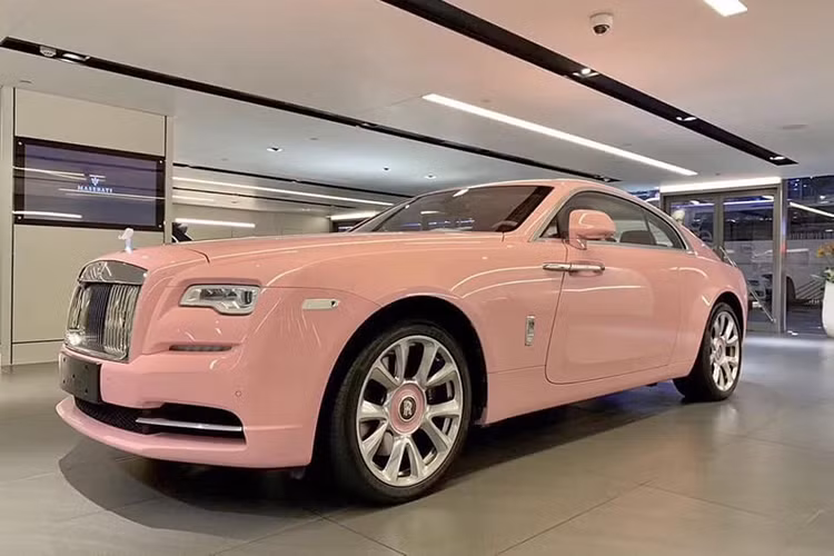 Tại thị trường Việt Nam, khi mới về nước vào năm 2015 giá xe Rolls-Royce Wraith từ 18 tỷ đồng cho phiên bản thường và 21 tỷ đồng cho phiên bản bespoke. Giá xe Rolls-Royce Wraith chính hãng hiện nay tại thị trường Việt Nam bán ra khoảng 33,65 tỷ đồng.
