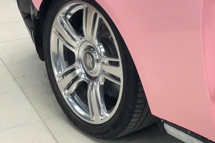 Về cơ bản, sự khác biệt giữa Wraith series I và series II là không nhiều. Xe vẫn giữ nguyên vóc dáng và thiết kế vốn đã làm tên thương thiệu Wraith nhiều năm nay. Sự thay đổi của bản series II chỉ là nâng cấp hệ thống đèn chiếu sáng, đèn định vị và cản dưới phía trước.