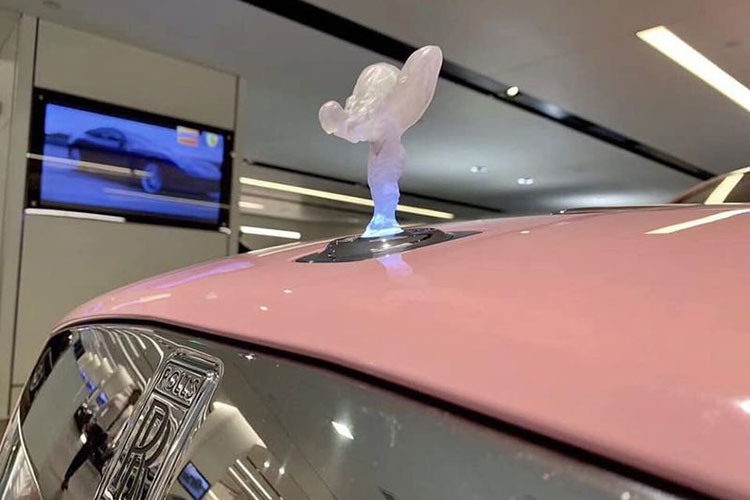 Đặc biệt, khác với những chiếc Rolls-Royce thông thường, chiếc Wraith của bà Nguyễn Phương Hằng còn sở hữu logo Spirit of Ecstasy dạng trong suốt và có thể đổi màu khi đi vào bóng tối.