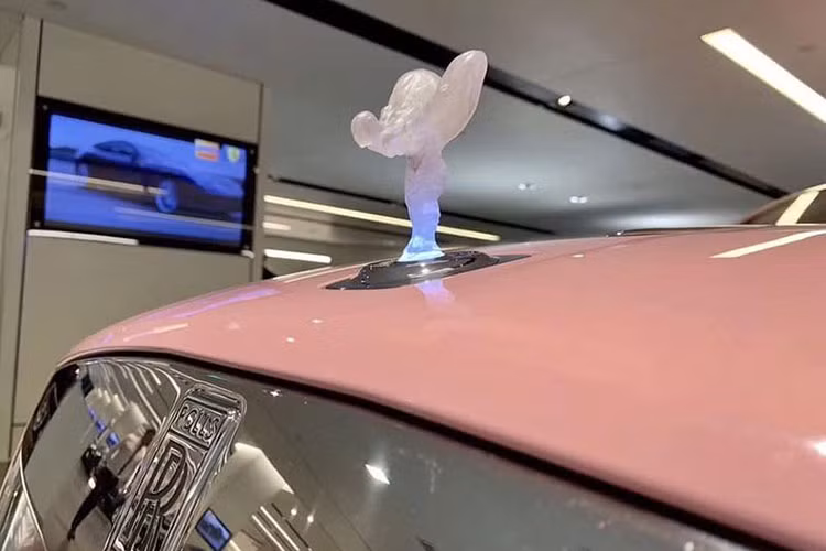 Đặc biệt, khác với những chiếc Rolls-Royce thông thường, chiếc Wraith của bà Nguyễn Phương Hằng còn sở hữu logo Spirit of Ecstasy dạng trong suốt và có thể đổi màu khi đi vào bóng tối.