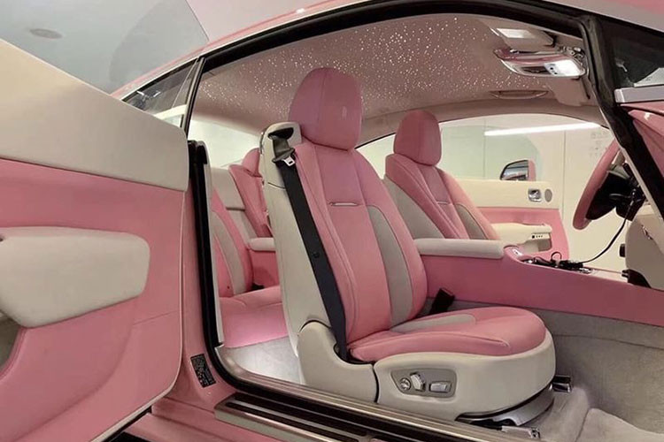 Tất nhiên, chiếc coupe hàng đầu thế giới của nữ đại gia đình đám Việt nam thời gian qua cũng có trần xe với bầu trời đầy sao làm từ những viên pha lê đắt đỏ - đặc trưng của Rolls-Royce cùng nhiều chi tiết được làm từ gỗ quý.