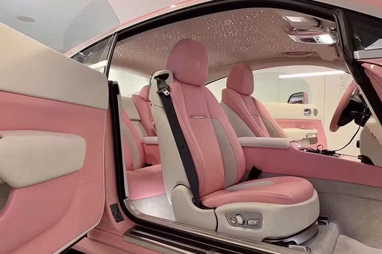 Tất nhiên, chiếc coupe hàng đầu thế giới của nữ đại gia đình đám Việt nam thời gian qua cũng có trần xe với bầu trời đầy sao làm từ những viên pha lê đắt đỏ - đặc trưng của Rolls-Royce cùng nhiều chi tiết được làm từ gỗ quý.