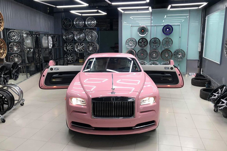 Ngoài chiếc xe siêu sang Rolls-Royce Wraith này, vợ chồng doanh nhân Huỳnh Uy Dũng còn sở hữu 1 chiếc xe siêu sang khác của Rolls-Royce là mẫu xe Ghost Series II. Chưa hết, vào năm 2019, bà Nguyễn Phương Hằng còn nhận được món quà sinh nhật khá đắt đỏ từ chồng chính là chiếc xe siêu sang Bentley Mulsanne EWB có giá lên đến 40 tỷ đồng.