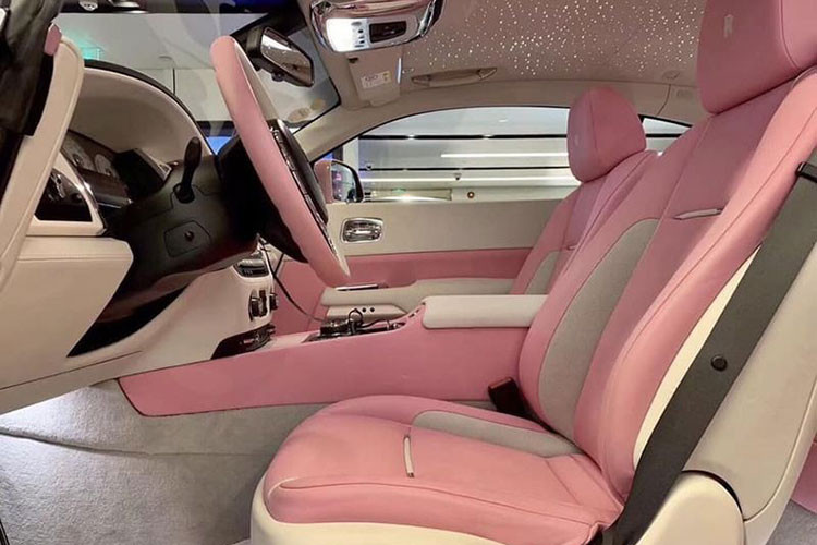 Bên trong khoang cabin, xe cũng sở mầu hồng "sẹc tông" cùng đầy đủ các trang bị thuộc hàng đỉnh cao nhất trên thế giới như bầu trời sao từ 1.300 bóng LED, cấu hình ghế 2-2 nhưng chủ yếu không gian dành cho 2 ghế trước, ghế bọc da thượng hạng, nội thất ốp gỗ, hệ thống thông tin giải trí với âm thanh Bespoke danh tiếng...