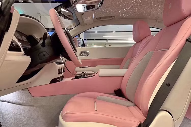 Bên trong khoang cabin, xe cũng sở mầu hồng "sẹc tông" cùng đầy đủ các trang bị thuộc hàng đỉnh cao nhất trên thế giới như bầu trời sao từ 1.300 bóng LED, cấu hình ghế 2-2 nhưng chủ yếu không gian dành cho 2 ghế trước, ghế bọc da thượng hạng, nội thất ốp gỗ, hệ thống thông tin giải trí với âm thanh Bespoke danh tiếng...
