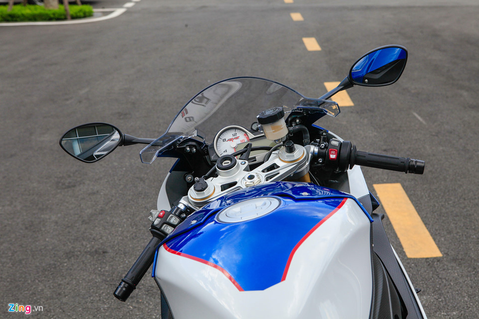 S1000RR có 3 chế độ lái tiêu chuẩn là Rain, Sport, Race. Trong đó, chế độ Rain dành cho điều kiện đường trơn trượt, còn hai chế độ Sport và Race sẽ giúp xe vận hành mạnh mẽ nhất.