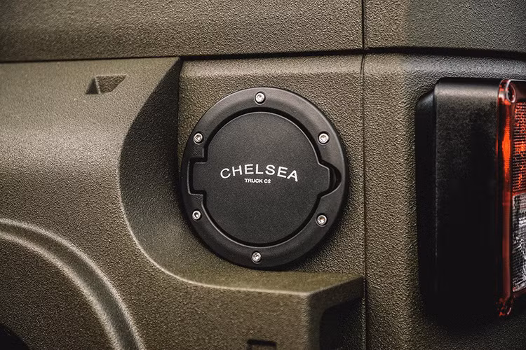 Trước đó, vào năm 2018, hãng độ Kahn Design cũng đã trang bị thêm những gói phụ kiện mới cho mẫu xe Jeep Wrangler 2017 để có phiên bản độ hầm hố mới với tên gọi Night Eagle.