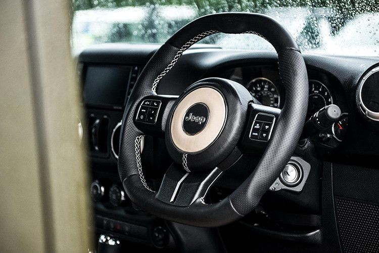 Trong khi vẻ ngoài của xe rất hầm hố thì phía bên trong, nội thất của xe được làm lại khá sang trọng với bộ ghế thể thao Kahn GTB bọc đục lỗ. Bậc của, bàn đạp chân ga và phanh, thảm sàn mới và logo giúp chiếc xe thay đổi hoàn toàn.