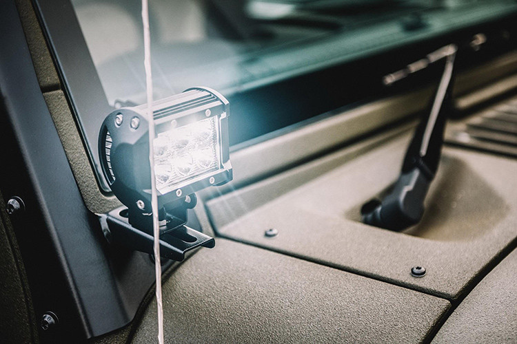 Ngoài màu sơn nhám mới, Black Hawk Expedition có hàng loạt thay đổi bao gồm cản trước mới, chắn bùn mở rộng hơn, nắp ca pô có lỗ thông hơi, lưới tản nhiệt 4 khe, trần xe 2 mảnh. 