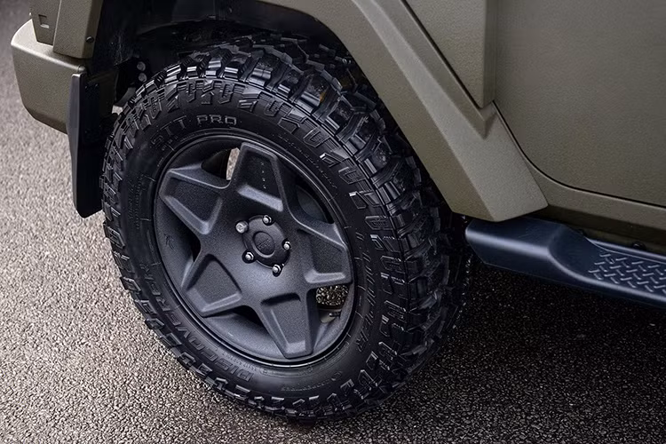 Một số chi tiết nhỏ theo kèm bao gồm nắp bình xăng màu đen sa tanh, chắn bùn, hệ thống ống xả hình tứ giác kích thước 4 inch, vỏ lốp xe dự phòng mới, dụng cụ nâng hạ gầm, bộ la zăng Mondial Retro 20 inch sơn màu đen sa tanh 3D bọc trong bộ lốp 275/55.