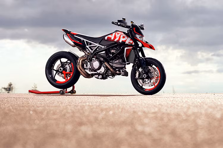 Phiên bản tại Việt Nam được mang tên chính thức là Ducati Hypermotard 950 RVE 2021 mới. Đây cũng chính là phiên bản từng đạt giải thiết kế đẹp mắt nhất khi ra mắt vào năm 2019. So với phiên bản tiêu chuẩn thì mẫu xe này không có gì khác biệt trong trang bị, công nghệ hay động cơ...
