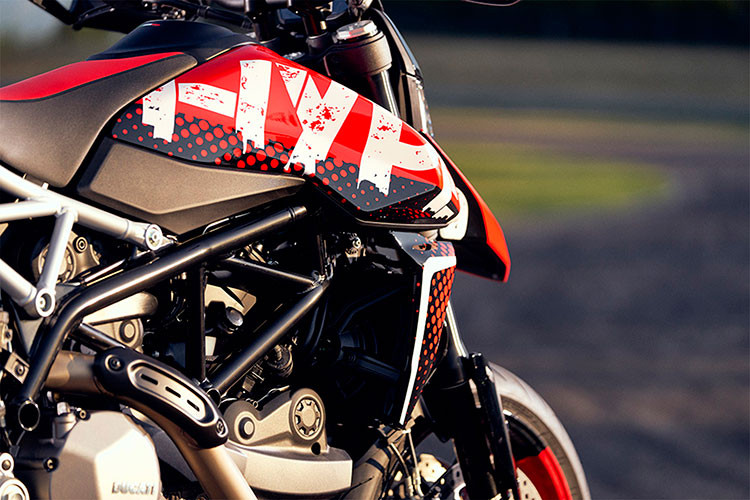 Đây là tác phẩm không vượt quá xa tiêu chuẩn cơ bản của bản thương mại đang được bán, ngoại trừ bộ tem mới và khung phụ đã được thay đổi bằng khung nhôm đặc biệt, tấm chắn bùn ở sau cũng được tháo gỡ nâng cấp hình ảnh để trở thành một chiếc xe đua hoàn hảo.