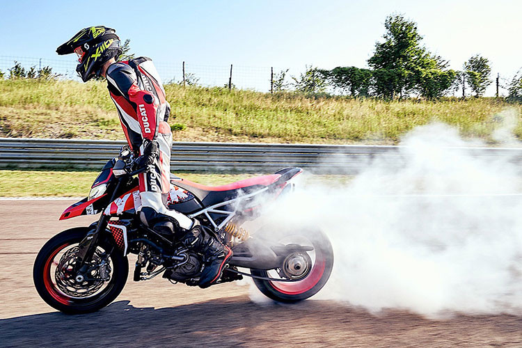 Ngoài ra còn rất nhiều công nghệ hỗ trợ lái như: Hệ thống sang số nhanh Ducati Quick Shift, hệ thống kiểm soát lực kéo EVO, hệ thống chống bốc đầu, bộ đo lượng quán tính 6 trục (Inertial Measurent Unit, IMU) của Bosch, màn hình hiển thị TFT, hệ thống giải trí kết nối với smartphone, hệ thống chống trộm,...