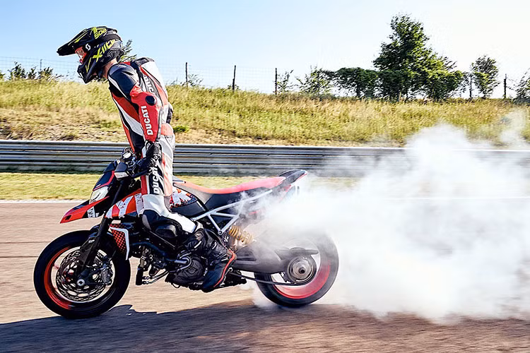 Ngoài ra còn rất nhiều công nghệ hỗ trợ lái như: Hệ thống sang số nhanh Ducati Quick Shift, hệ thống kiểm soát lực kéo EVO, hệ thống chống bốc đầu, bộ đo lượng quán tính 6 trục (Inertial Measurent Unit, IMU) của Bosch, màn hình hiển thị TFT, hệ thống giải trí kết nối với smartphone, hệ thống chống trộm,...