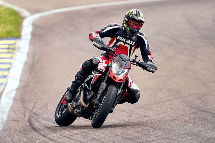 Xe được định vị nằm giữa 2 phiên bản Tiêu chuẩn và SP, giá xe Ducati Hypermotard 950 RVE 2021 từ 13.500 Euro (tương đương khoảng 15.135 USD), đắt hơn khoảng 820 USD so với bản tiêu chuẩn ở thị trường châu Âu. Chính thức đặt chân đến Việt Nam, phiên bản Ducati Hypermotard 950 RVE 2021 có giá bán ở mức 474 triệu đồng.