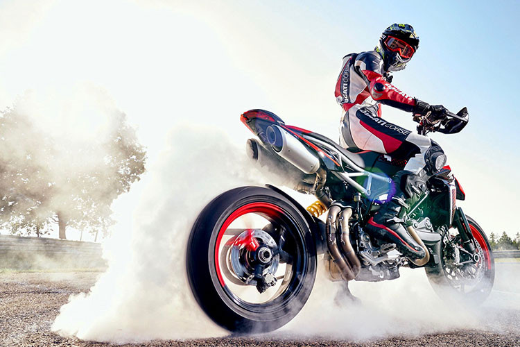 Bên cạnh đó, hệ thống IMU sẽ hoạt động nhờ dữ liệu thu được từ cảm biến gia tốc và con quay hồi chuyển, chịu trách nhiệm liên tục ghi nhận thông tin về độ dốc hay góc quay, từ đó ra lệnh cho các hệ thống khác điều chỉnh sao cho gia tăng khả năng giữ thăng bằng của xe hiệu quả nhất, mang đến cho bạn những trải nghiệm tuyệt vời nhất.