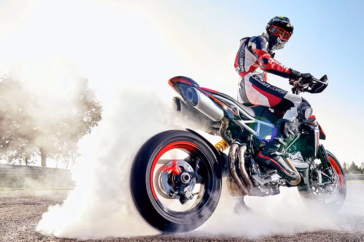 Bên cạnh đó, hệ thống IMU sẽ hoạt động nhờ dữ liệu thu được từ cảm biến gia tốc và con quay hồi chuyển, chịu trách nhiệm liên tục ghi nhận thông tin về độ dốc hay góc quay, từ đó ra lệnh cho các hệ thống khác điều chỉnh sao cho gia tăng khả năng giữ thăng bằng của xe hiệu quả nhất, mang đến cho bạn những trải nghiệm tuyệt vời nhất.