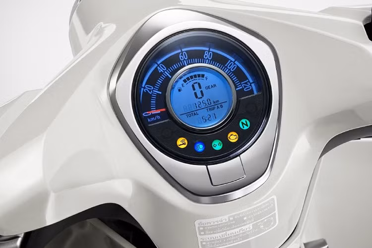 Xe máy Honda Super Cub C125 Custom Edition được trang bị những công nghệ hiện đại như hệ thống khóa thông minh Smartkey, đèn chiếu sáng Full LED Light giúp tăng khả năng quan sát và tiết kiệm điện năng, cùng màn hình LCD kỹ thuật số hiển thị rõ ràng các thông số vận hành.
