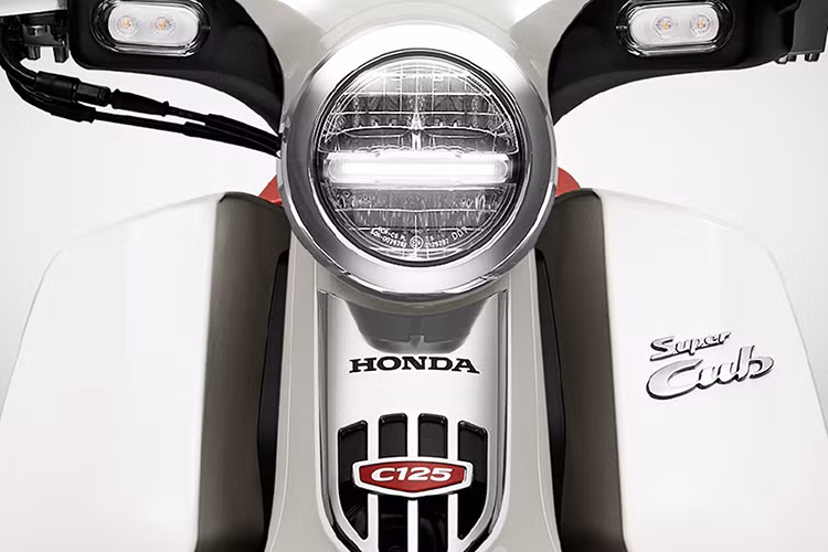 Về kích thước, Honda Super Cub C125 Custom Edition không có thay đổi so với phiên bản tiêu chuẩn. Xe có thông số chiều dài x rộng x cao tương ứng là 1.910 x 718 x 1.002 mm, trục cơ sở dài 1.243mm. Trọng lượng xe ở mức 109 kg, chiều cao yên 780 mm và khoảng sáng gầm 136 mm. Dung tích bình xăng đạt 3,7 lít, phù hợp với nhu cầu di chuyển hàng ngày. 