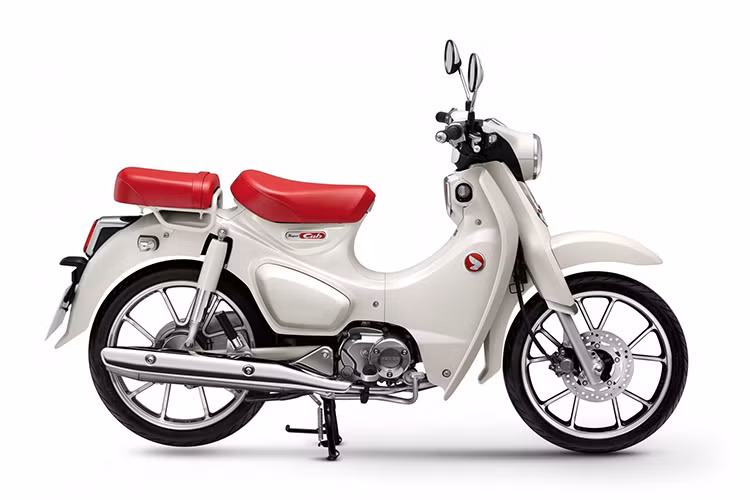 Honda Super Cub C125 The Craftpiece vẫn giữ nguyên phong cách thiết kế S-Shape lấy cảm hứng từ mẫu Super Cub đời 1958. Điểm đặc biệt trên phiên bản Custom Edition chính là sự kết hợp màu sắc tinh tế.
