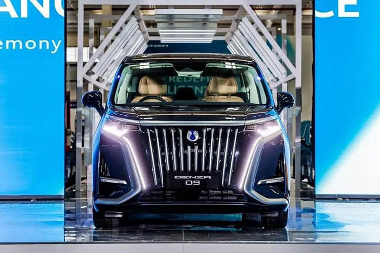 Dù có kích thước lớn nhưng Denza D9 chỉ tiêu thụ lượng xăng trung bình 6,2 lít/100 km ở phiên bản dẫn động 1 cầu và 6,7 lít/100 km ở phiên bản dẫn động 2 cầu. Mức giá xe Denza D9 2025 tại Việt Nam chưa công bố, nhưng tại thị trường Trung Quốc xe có giá bán tạm tính dao động tương đương từ 1,17 tỷ đồng.