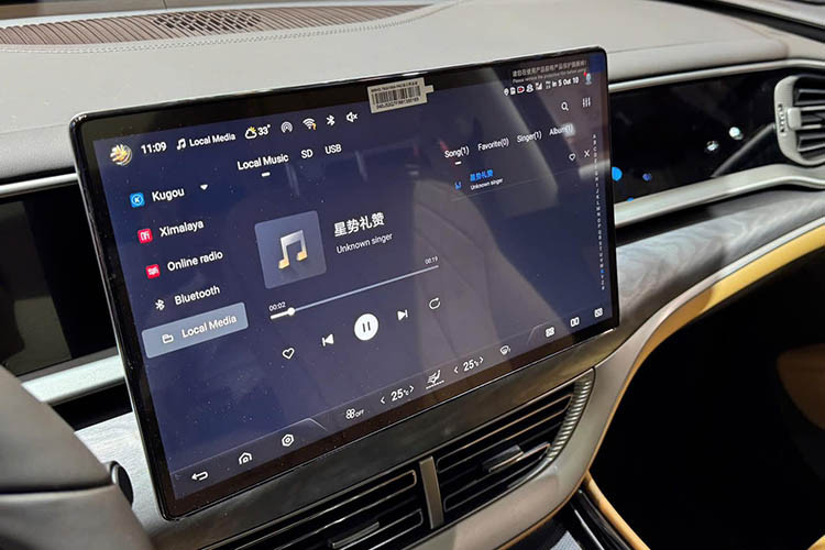 Ngoài ra, xe còn được trang bị đèn viền nội thất, hệ thống âm thanh Dynaudio, cần số pha lê... Nội thất của Denza D9 được hoàn thiện bởi những chất liệu như da Nappa, ốp gỗ và kim loại để mang đến cái nhìn sang trọng và cao cấp hơn. Di chuyển xuống hàng ghế sau, Denza D9 cung cấp cho người dùng 2 ghế thương gia chỉnh điện 10 hướng đi kèm bệ đỡ bắp chân, tính năng sưởi ấm, làm mát và massage 10 điểm.