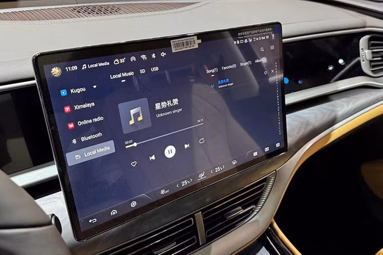 Ngoài ra, xe còn được trang bị đèn viền nội thất, hệ thống âm thanh Dynaudio, cần số pha lê... Nội thất của Denza D9 được hoàn thiện bởi những chất liệu như da Nappa, ốp gỗ và kim loại để mang đến cái nhìn sang trọng và cao cấp hơn. Di chuyển xuống hàng ghế sau, Denza D9 cung cấp cho người dùng 2 ghế thương gia chỉnh điện 10 hướng đi kèm bệ đỡ bắp chân, tính năng sưởi ấm, làm mát và massage 10 điểm.