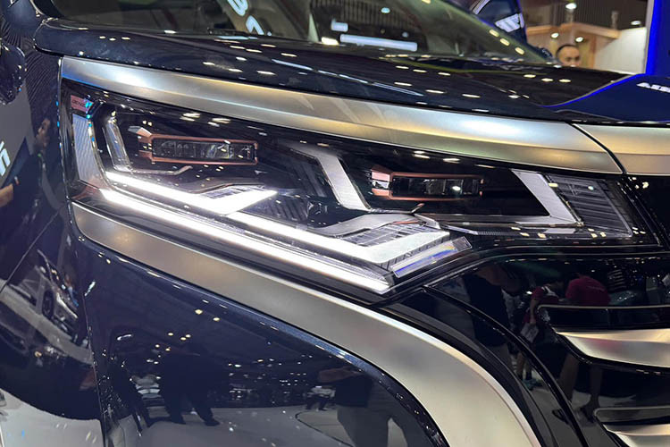 Denza D9 - "Toyota Alphard của Trung Quốc" - lần đầu tiên có mặt tại Việt Nam, đã nhanh chóng thu hút sự quan tâm của giới truyền thông vì kích thước đồ sộ của xe. Cụ thể, xe có chiều dài 5.250 mm, chiều rộng 1.960 mm, chiều cao 1.920 mm và chiều dài cơ sở 3.110 mm.