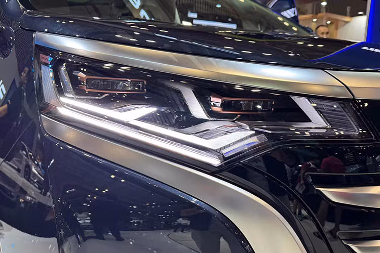 Denza D9 - "Toyota Alphard của Trung Quốc" - lần đầu tiên có mặt tại Việt Nam, đã nhanh chóng thu hút sự quan tâm của giới truyền thông vì kích thước đồ sộ của xe. Cụ thể, xe có chiều dài 5.250 mm, chiều rộng 1.960 mm, chiều cao 1.920 mm và chiều dài cơ sở 3.110 mm.