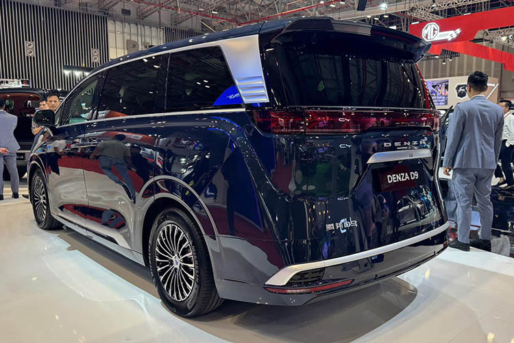 Được thành lập vào năm 2010, Denza là thương hiệu liên doanh giữa 2 hãng BYD và Mercedes-Benz, chủ yếu tập trung vào ô tô điện hạng sang. Năm 2022, Denza đã tung ra mẫu MPV cỡ lớn mang tên D9 tại thị trường Trung Quốc, khiến không ít người liên tưởng đến mẫu xe Toyota Alphard. 