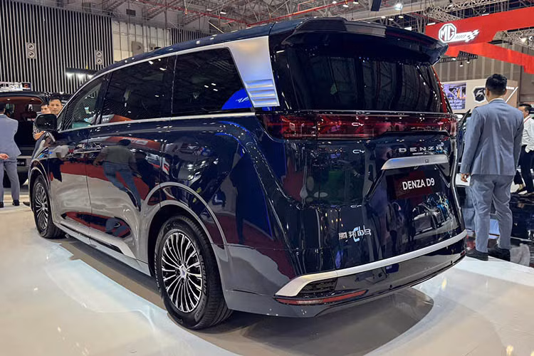 Được thành lập vào năm 2010, Denza là thương hiệu liên doanh giữa 2 hãng BYD và Mercedes-Benz, chủ yếu tập trung vào ô tô điện hạng sang. Năm 2022, Denza đã tung ra mẫu MPV cỡ lớn mang tên D9 tại thị trường Trung Quốc, khiến không ít người liên tưởng đến mẫu xe Toyota Alphard. 