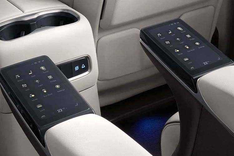 Chưa hết, trước mỗi ghế ở hàng thứ 2 còn được trang bị màn hình nằm trên lưng ghế trước. Màn hình này đi kèm camera 8MP để hành khách dùng khi họp trực tuyến hoặc giúp người lái quan sát con cái mà không cần ngoái đầu lại. Các trang bị đáng chú ý khác như: rèm che nắng chỉnh điện, kính cách âm 2 lớp ở cả 4 cửa, 3 sạc điện thoại thông minh không dây, cửa sổ trời toàn cảnh...