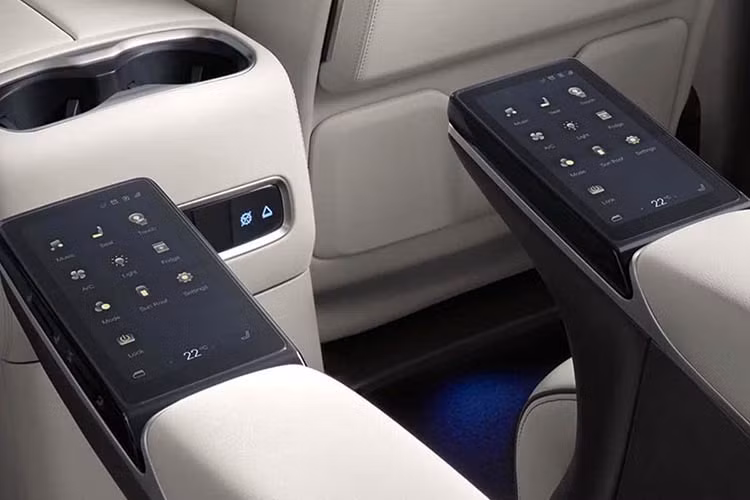 Chưa hết, trước mỗi ghế ở hàng thứ 2 còn được trang bị màn hình nằm trên lưng ghế trước. Màn hình này đi kèm camera 8MP để hành khách dùng khi họp trực tuyến hoặc giúp người lái quan sát con cái mà không cần ngoái đầu lại. Các trang bị đáng chú ý khác như: rèm che nắng chỉnh điện, kính cách âm 2 lớp ở cả 4 cửa, 3 sạc điện thoại thông minh không dây, cửa sổ trời toàn cảnh...